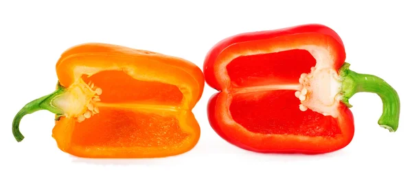 Metade das pimentas vermelhas e laranja no fundo branco — Fotografia de Stock