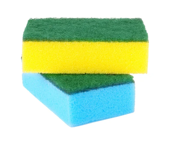 Разноцветные губки для мытья посуды на белом фоне — стоковое фото
