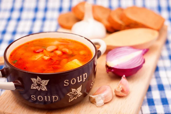 Фасолевый суп в керамической миске — стоковое фото