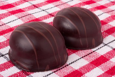 Çikolatalı tatlı pralinaların çeşitleri.