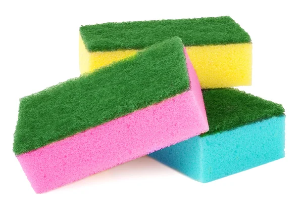 Разноцветные губки для мытья посуды на белом — стоковое фото
