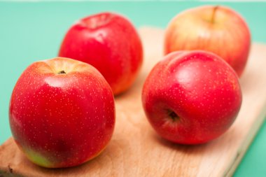 Kesme tahtası üzerinde kırmızı elmalar