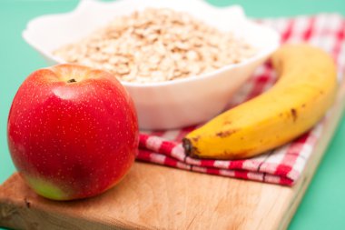 elma ve muz ile yulaf gevreği