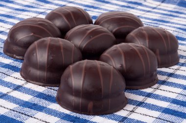 Çikolatalı tatlı pralinaların çeşitleri.