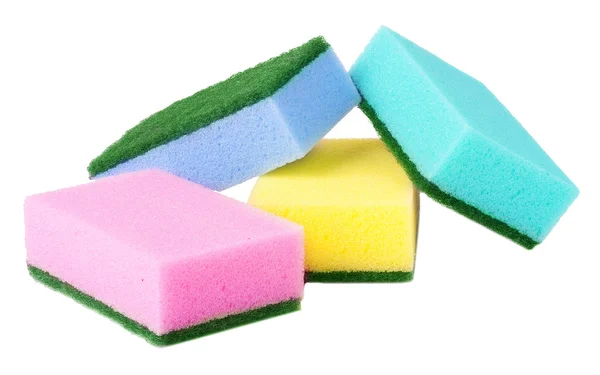 Разноцветные губки для мытья посуды на белом фоне — стоковое фото