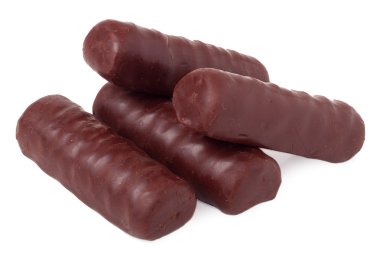 Beyaz arkaplanda çikolata çubukları