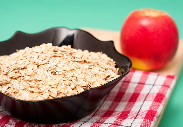 Manzana con copos de avena en tazón —  Fotos de Stock