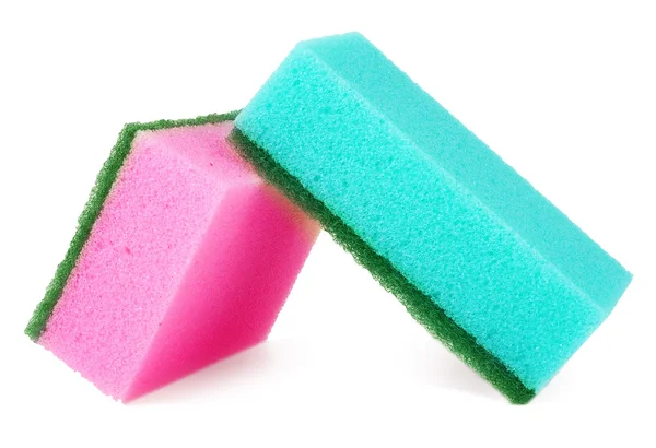 Esponjas coloridas para lavar pratos em um fundo branco — Fotografia de Stock