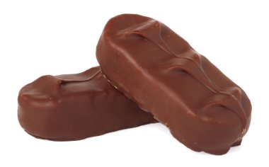 Beyaz arkaplanda çikolata çubukları