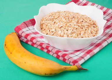 bir kase Kırmızı elma ve yulaf gevreği