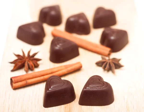 Шоколадні цукерки у формі серця на дерев'яному фоні — стокове фото