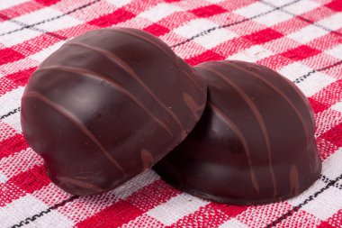 Çikolatalı tatlı pralinaların çeşitleri.