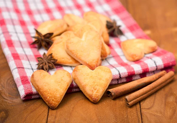 Cookies en forme de coeur sur fond de bois — Photo