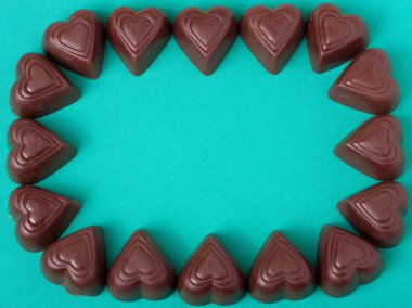 kalp çikolata yeşil zemin üzerine çerçevesinden