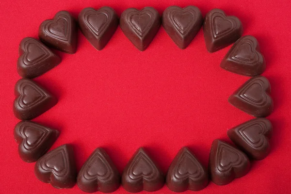 Рамка шоколадні цукерки у вигляді сердець — стокове фото