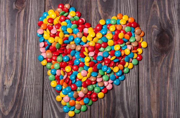 Corazones de caramelo en madera, fondo de San Valentín — Foto de Stock