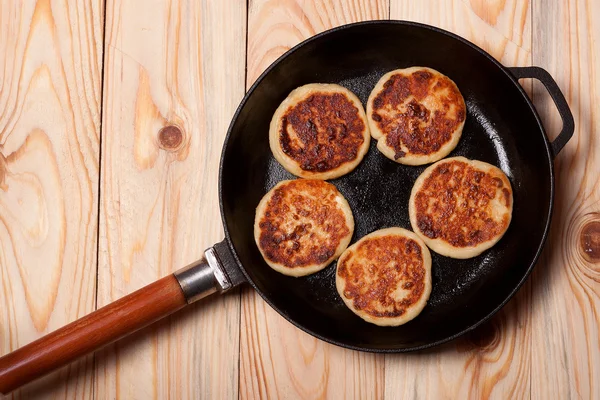 Belles crêpes au fromage doré frites dans une casserole. Syrniki . — Photo