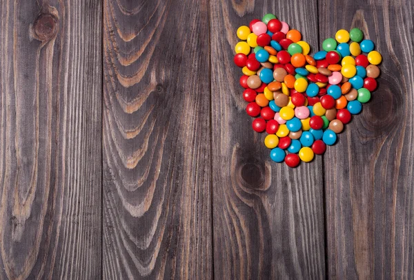 Corazones de caramelo en madera, fondo de San Valentín — Foto de Stock