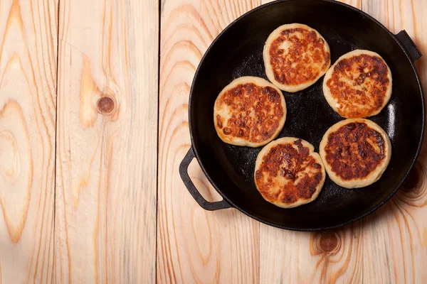 Vackra gyllene ost pannkakor stekt i en stekpanna. Syrniki. — Stockfoto