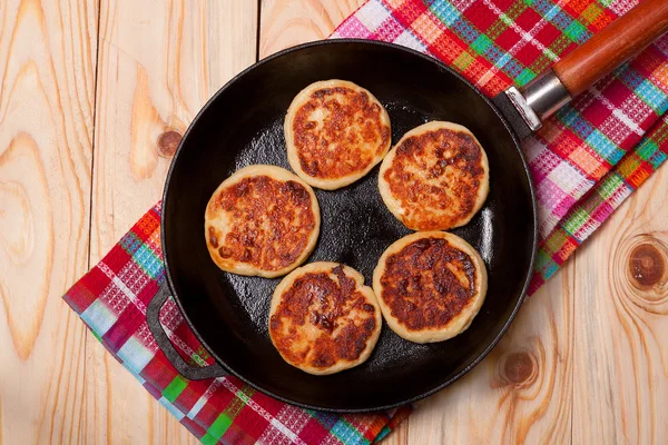 Belles crêpes au fromage doré frites dans une casserole. Syrniki . — Photo