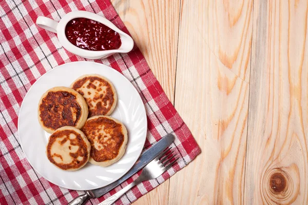 Quark-Pfannkuchen, hausgemachte traditionelle ukrainische und russische Syrniki — Stockfoto