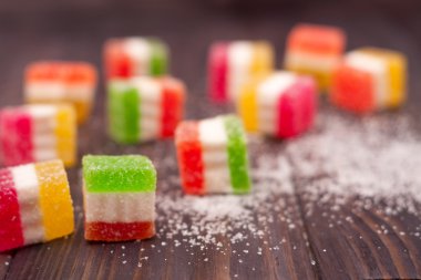 Lezzet meyve, tatlı, jöleli şeker tatlı ahşap arka plan üzerinde renkli