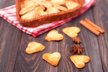 ahşap masa üzerinde bir kalp şeklinde kurabiye