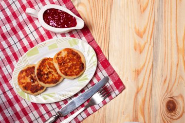 Güzel altın peynir krep bir tabak kızarmış. Syrniki.