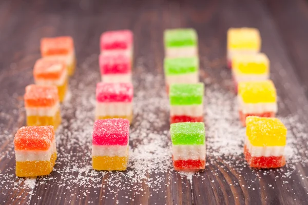 Geleia doce, fruta sabor, doce sobremesa colorida no fundo de madeira — Fotografia de Stock