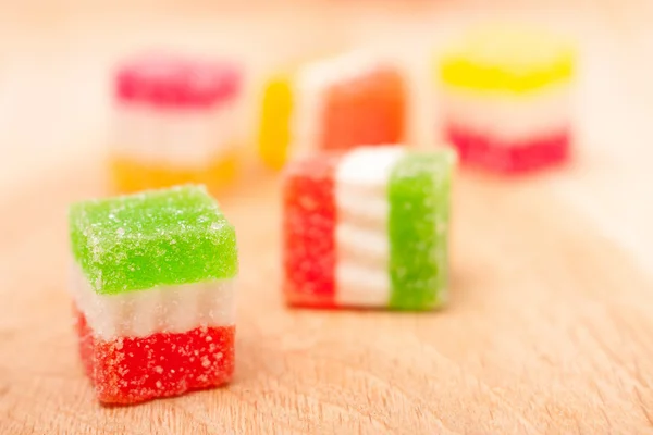 Geleia doce, fruta sabor, doce sobremesa colorida no fundo de madeira — Fotografia de Stock