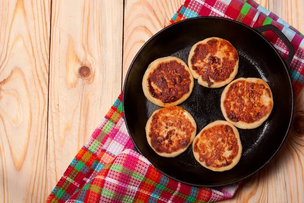 Belles crêpes au fromage doré frites dans une casserole. Syrniki . — Photo