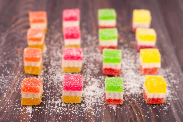 Geleia doce, fruta sabor, doce sobremesa colorida no fundo de madeira — Fotografia de Stock