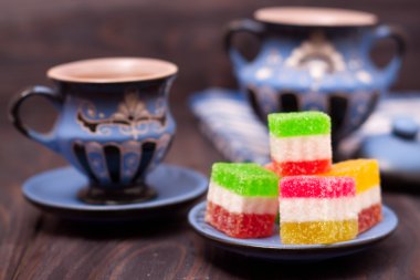 Jöleli tatlı ahşap arka plan üzerinde çay