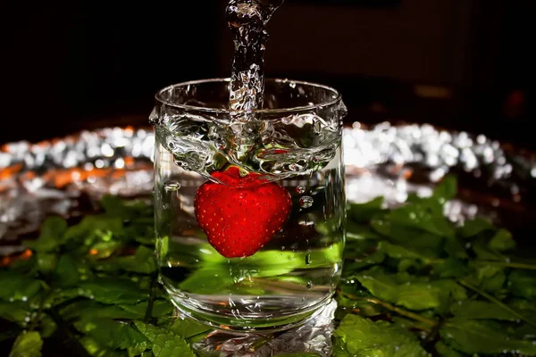 Nane yapraklarının önüne su sıçrayan Stawberry.. — Stok fotoğraf