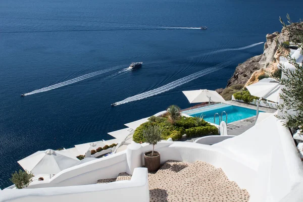 Santorini 'nin mükemmel manzarası: lüks otel ve yatlarda yüzme havuzu.