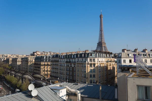 Eiffel kulesi evlerin arkasında. Paris, Fransa.