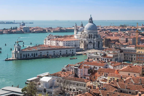 Santa Maria della Salute Katedrali 'nin panoramik manzarası.
