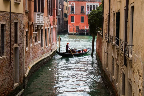 A primeira mulher gondoleiro em Grand-Canal. Veneza, Itália. — Fotografia de Stock