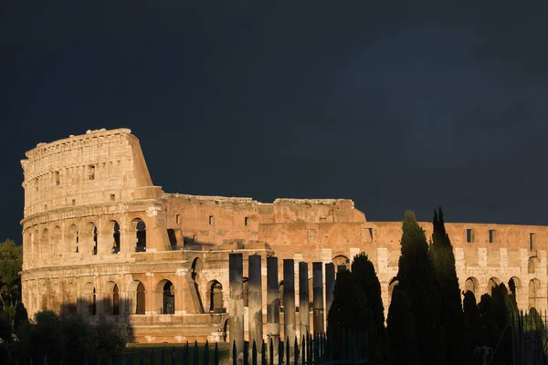 Colosseum bulutun önünde. Roma, İtalya.