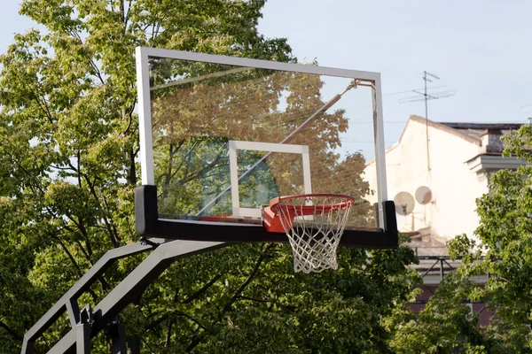 Açık hava basketbol potası. Şehir parkında spor aktivitesi kavramı.