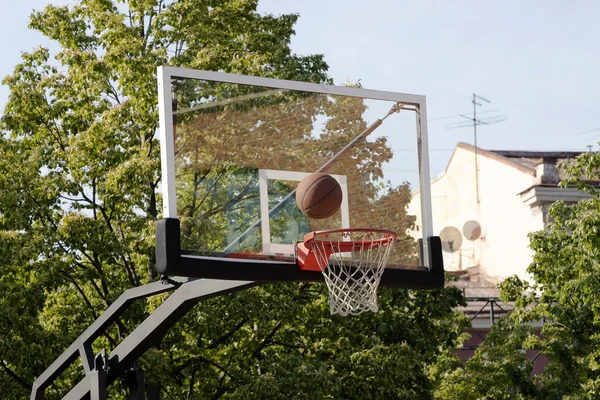 Outdoor Basketball hoop and ball. Selective focus. — Stock Photo, Image