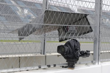 TV kamerası yarış pistinden canlı yayın yapıyor..