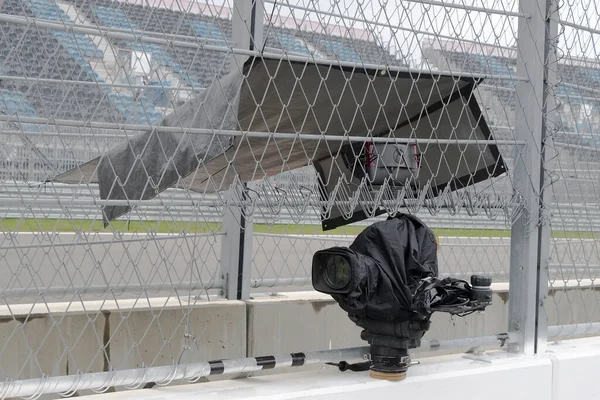 TV kamerası yarış pistinden canlı yayın yapıyor..