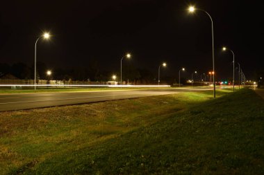 Karayolu gece aydınlık yollarla