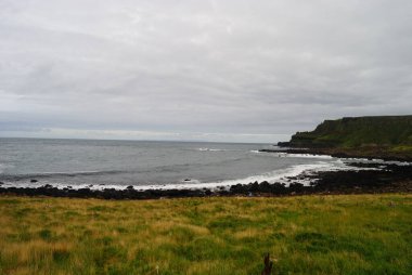 Sahilde okyanusa bakıyorum.