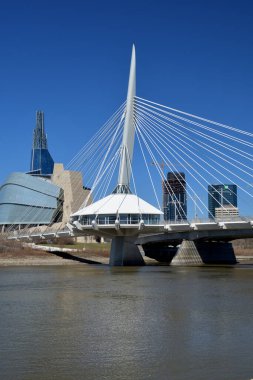 Esplanade Riel Footbridge Winnipeg, Manitoba, Kanada 'nın önünde.