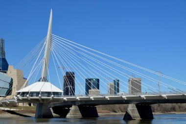 Esplanade Riel Footbridge Winnipeg, Manitoba, Kanada 'nın önünde.