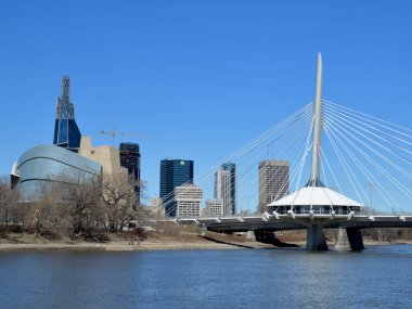 Kanada Winnipeg, Manitoba 'daki Kanada İnsan Hakları Müzesi önünde Esplanade Riel Footbridge