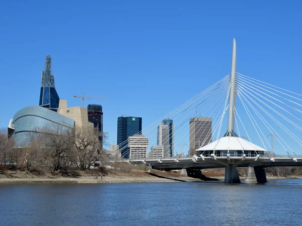 Kanada Winnipeg, Manitoba 'daki Kanada İnsan Hakları Müzesi önünde Esplanade Riel Footbridge