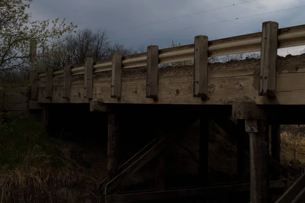 Weniger Benutzte Holzbrücke Über Einen Bach — Stockfoto